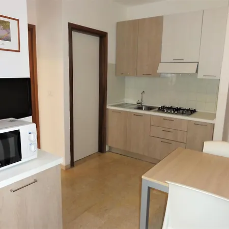 Beachfront Flat With Terrace Бибионе