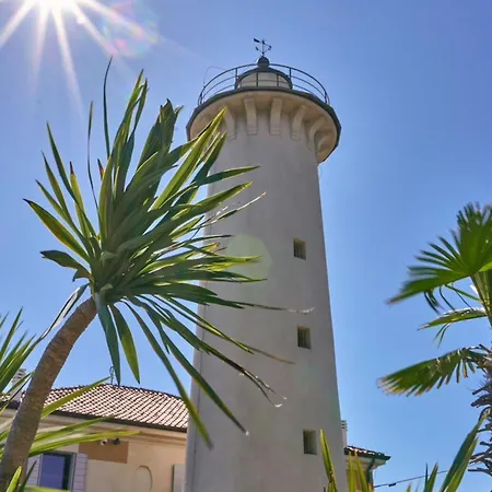 Beachfront Flat With Terrace 비비오네