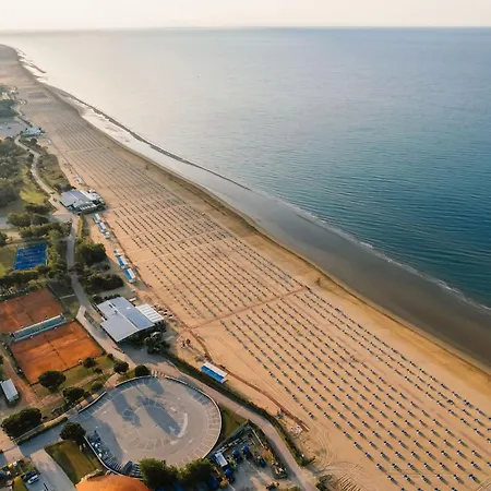 Beachfront Flat With Terrace Бибионе