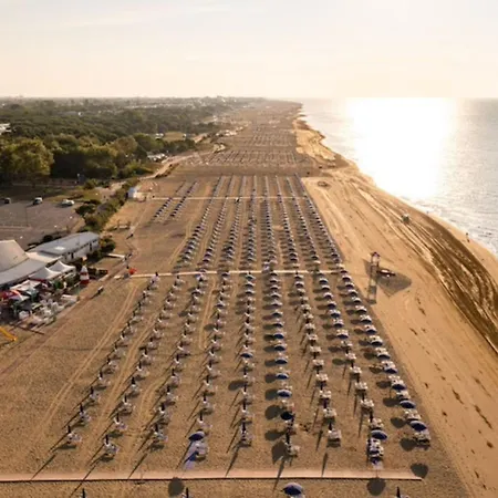 Beachfront Flat With Terrace * 비비오네